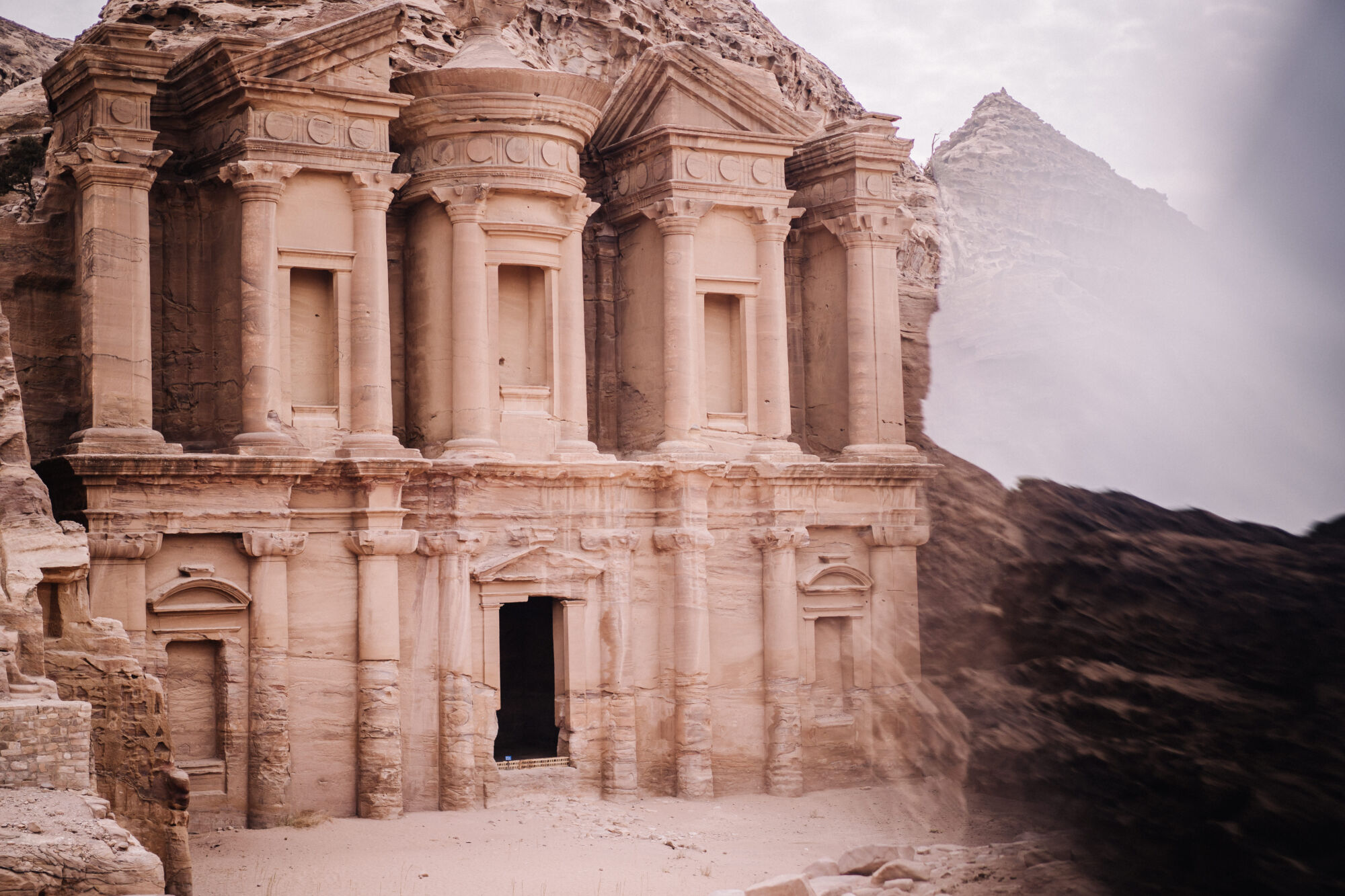 Svatební fotograf, který zachytí emoce, skutečné momenty a váš příběh bez strojených póz. Přirozené svatební fotografie plné atmosféry.