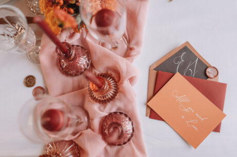 Svatební focení Popovice – přirozené momenty, emoce a&nbsp;autentická reportáž svatebního dne. Dekorace svatba.