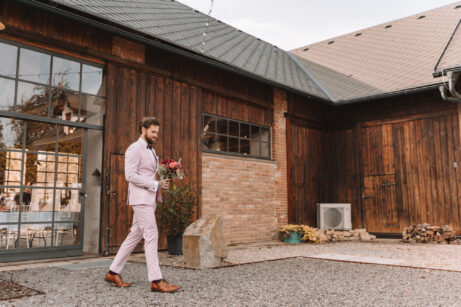 Reportážní svatební focení na&nbsp;statku – přirozené světlo, emoce a&nbsp;atmosféra dne.