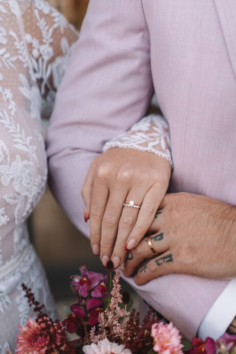 Reportážní svatební focení na&nbsp;statku – přirozené světlo, emoce a&nbsp;atmosféra dne. Stodola Popovice