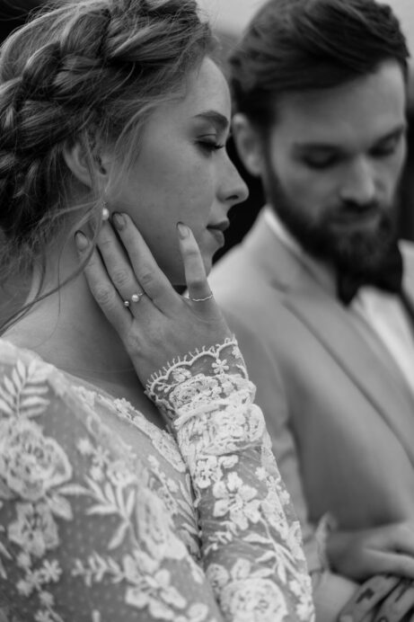 Reportážní svatební focení na&nbsp;statku – přirozené světlo, emoce a&nbsp;atmosféra dne. Stodola Popovice