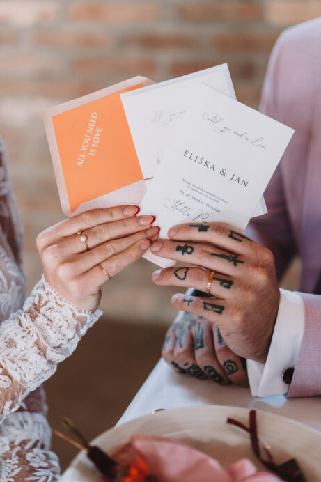 Reportážní svatební focení na&nbsp;statku – přirozené světlo, emoce a&nbsp;atmosféra dne. Stodola Popovice