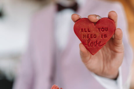 Svatební fotografie plná emocí a&nbsp;přirozených momentů. Autentické zachycení svatebního dne bez strojených póz. Stodola Popovice - fotky od fotografky