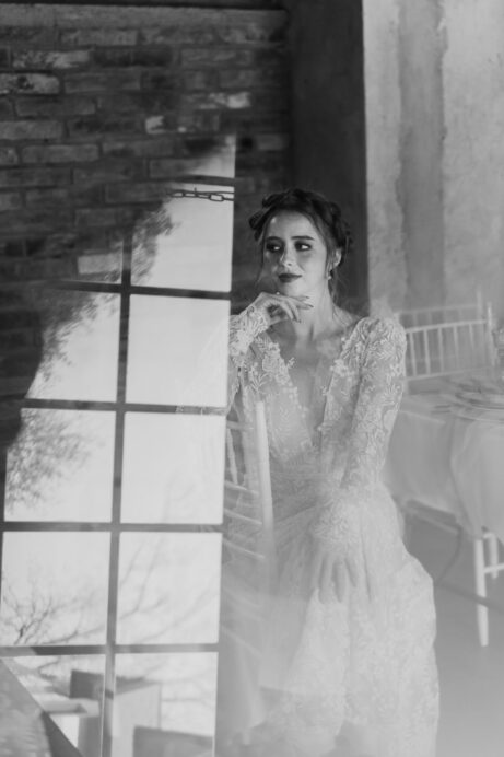 Svatební fotografie plná emocí a&nbsp;přirozených momentů. Autentické zachycení svatebního dne bez strojených póz. Stodola Popovice - fotky od fotografky