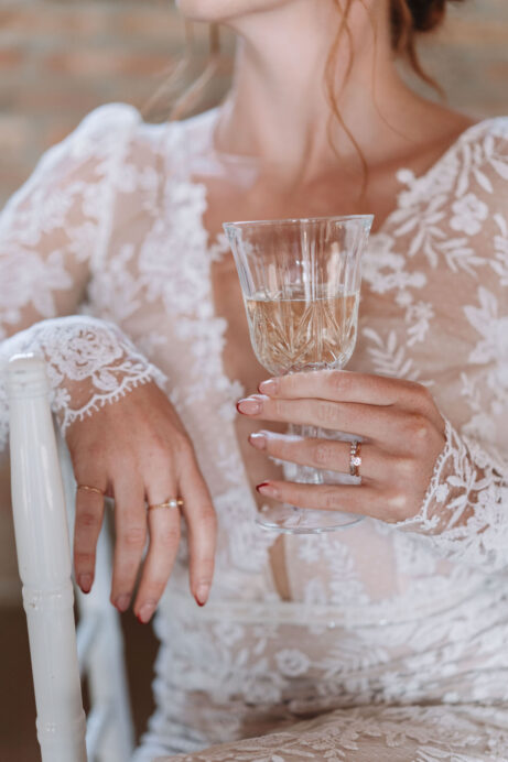 Svatební fotografie plná emocí a&nbsp;přirozených momentů. Autentické zachycení svatebního dne bez strojených póz. Stodola Popovice - fotky od fotografky