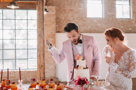 Svatební fotografie plná emocí a&nbsp;přirozených momentů. Autentické zachycení svatebního dne bez strojených póz. Stodola Popovice - fotky od fotografky