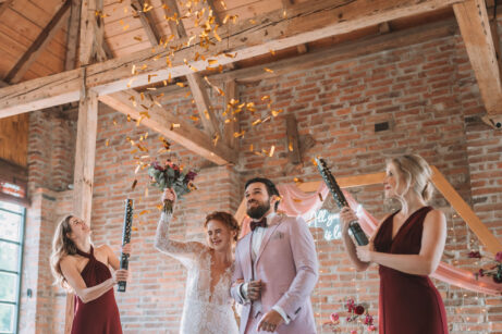 Svatební fotografie plná emocí a&nbsp;přirozených momentů. Autentické zachycení svatebního dne bez strojených póz. Stodola Popovice - fotky od fotografky