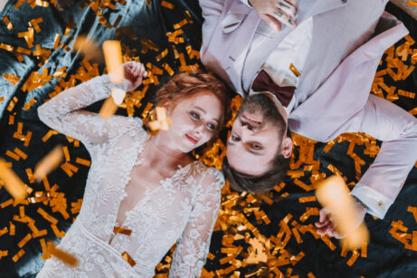 Svatební fotografie plná emocí a&nbsp;přirozených momentů. Autentické zachycení svatebního dne bez strojených póz. Stodola Popovice - fotky od fotografky